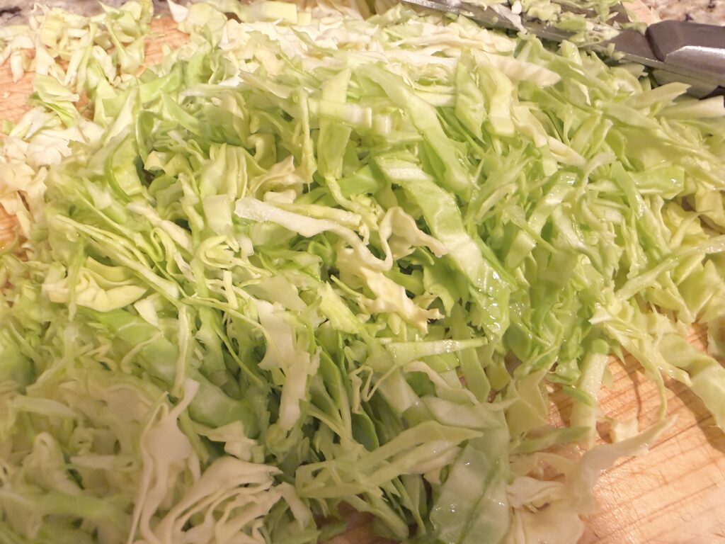 焼肉きんぐ風ベビースターサラダ用にキャベツを細めに千切りしている工程