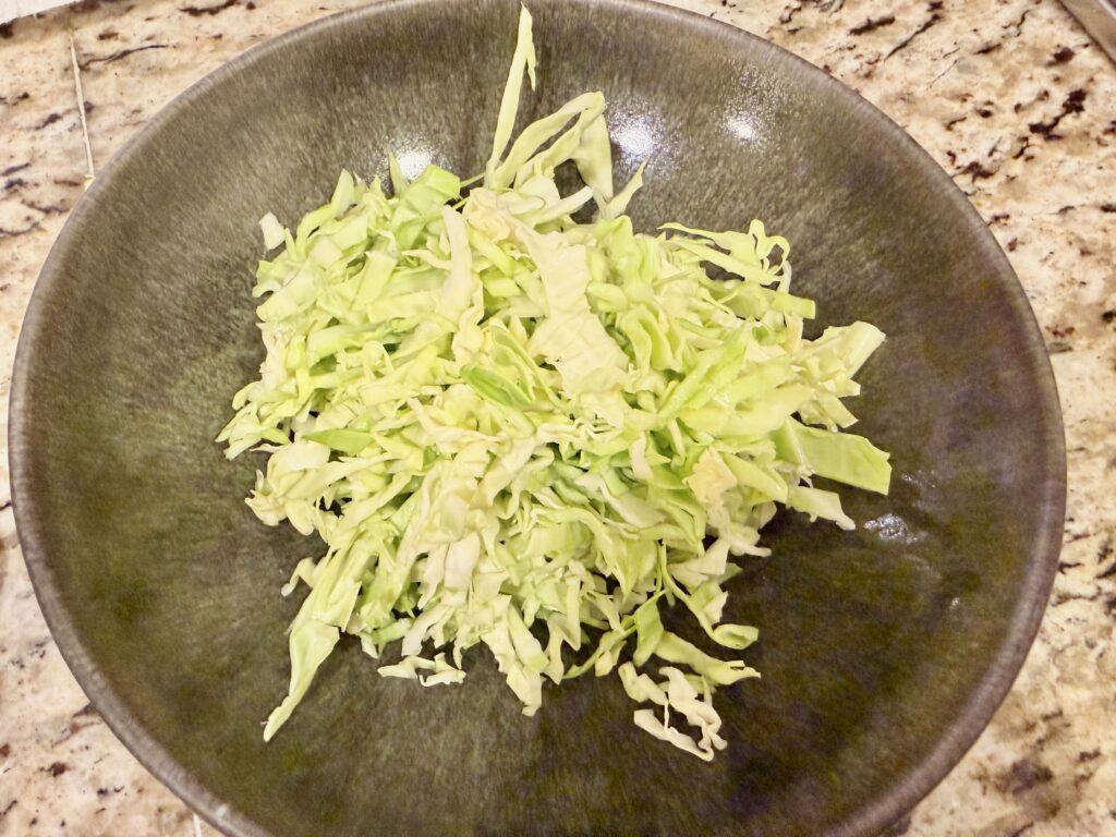 千切りキャベツを器に盛ったベビースターサラダの下準備