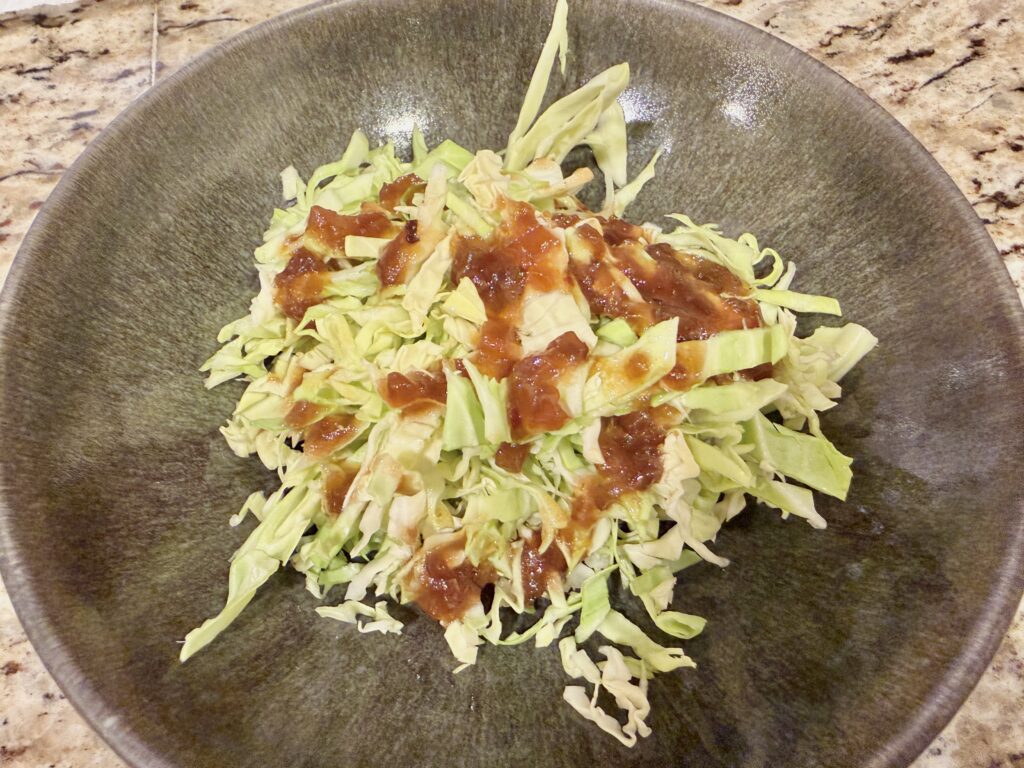 キャベツに焼肉のたれをまんべんなくかけている工程