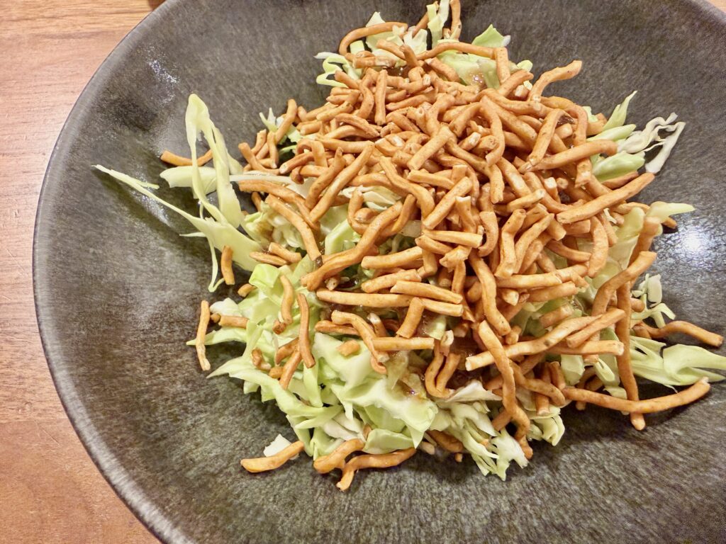 ベビースターをたっぷりのせた焼肉きんぐ風ベビースターサラダ完成