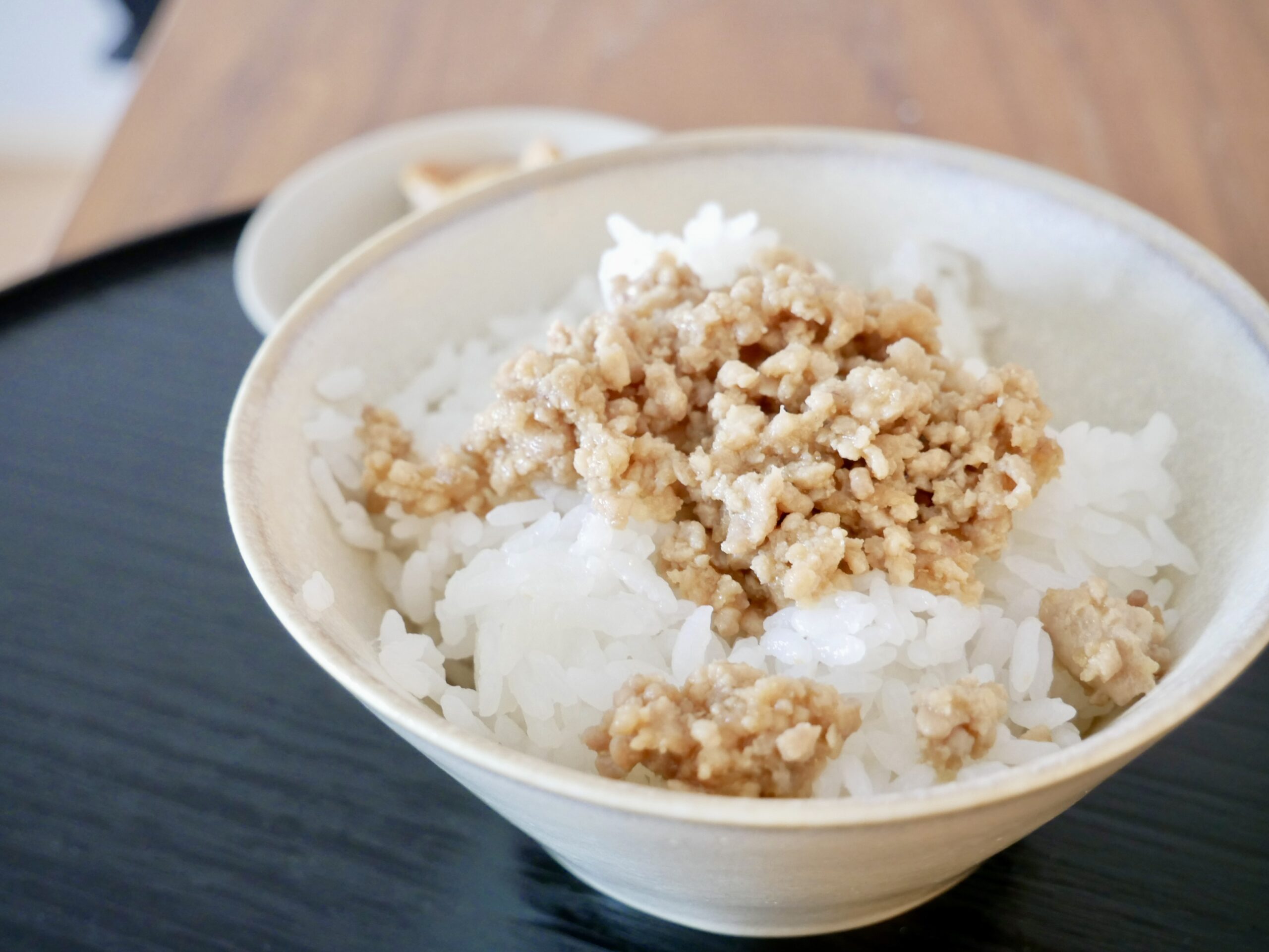 炊きたてご飯に甘辛鶏そぼろをのせた鶏そぼろ丼