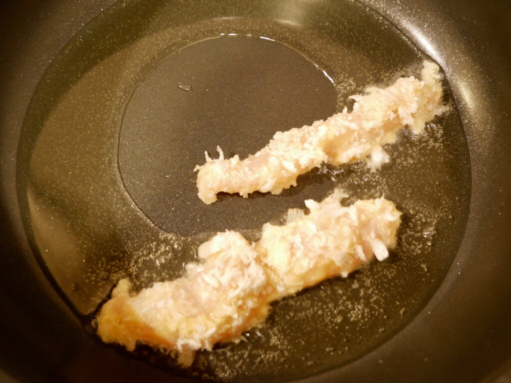 フライパンで揚げ焼きしているささみ