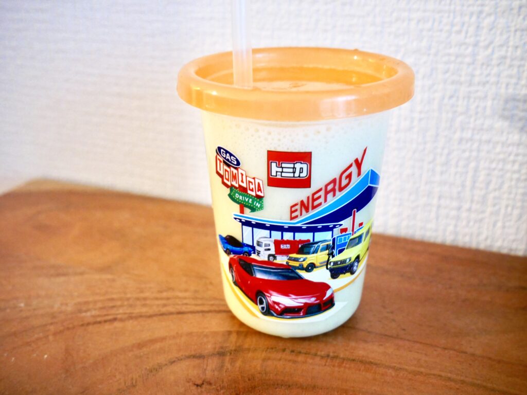 トミカのカップに入ったバナナスムージー