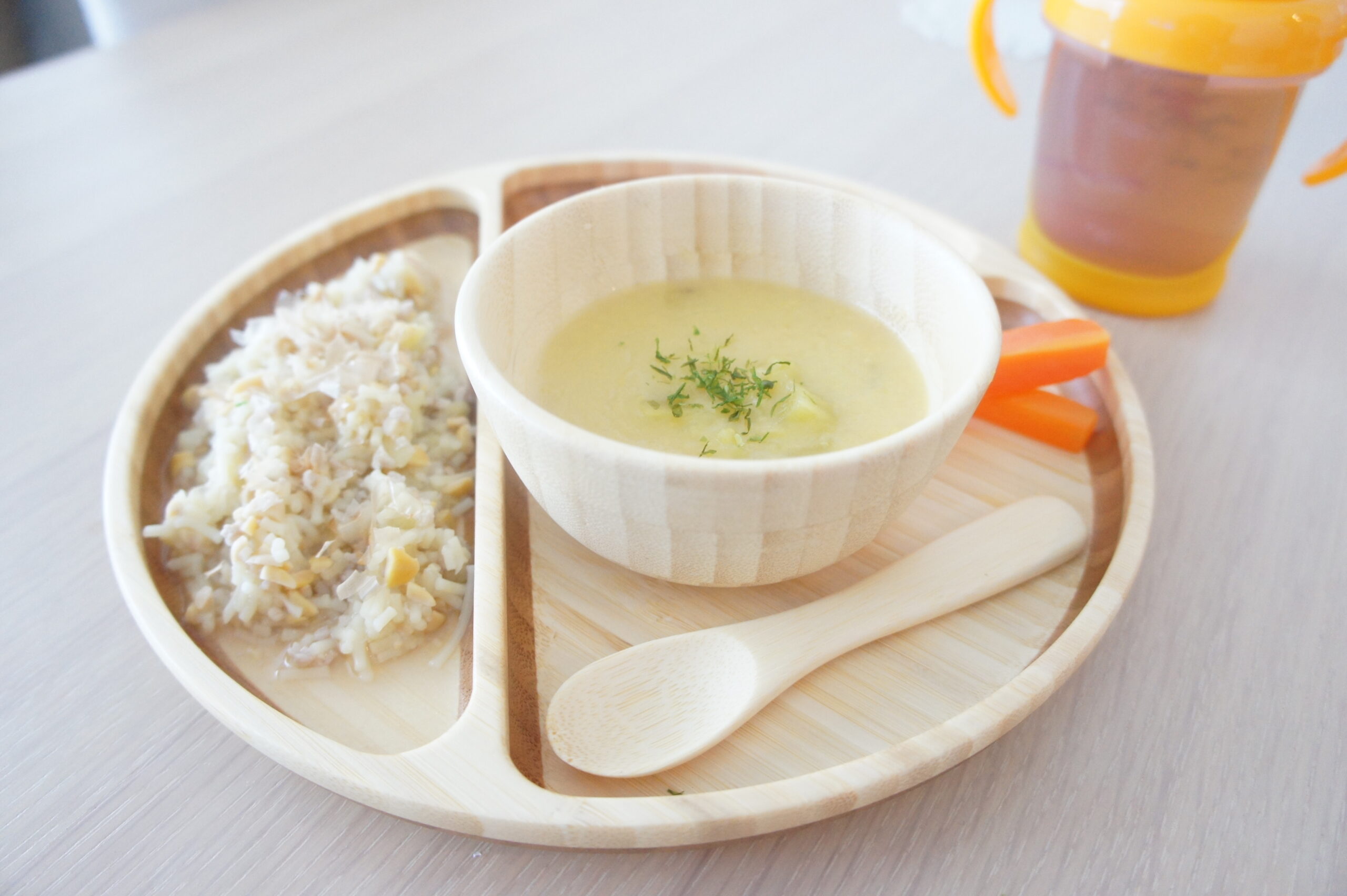 8ヶ月終わりの離乳食プレート（さつまいものスープ・魚と野菜のおかゆ・にんじんスティック）