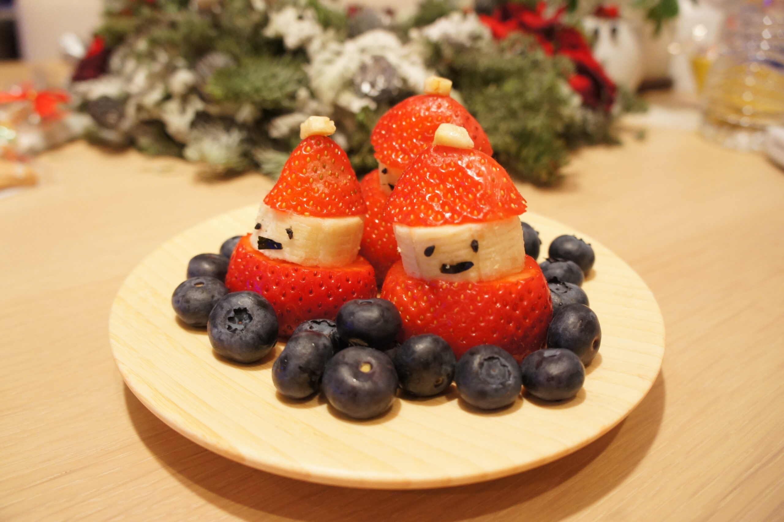 いちごとバナナで作った簡単サンタフルーツとブルーベリーのクリスマスプレート