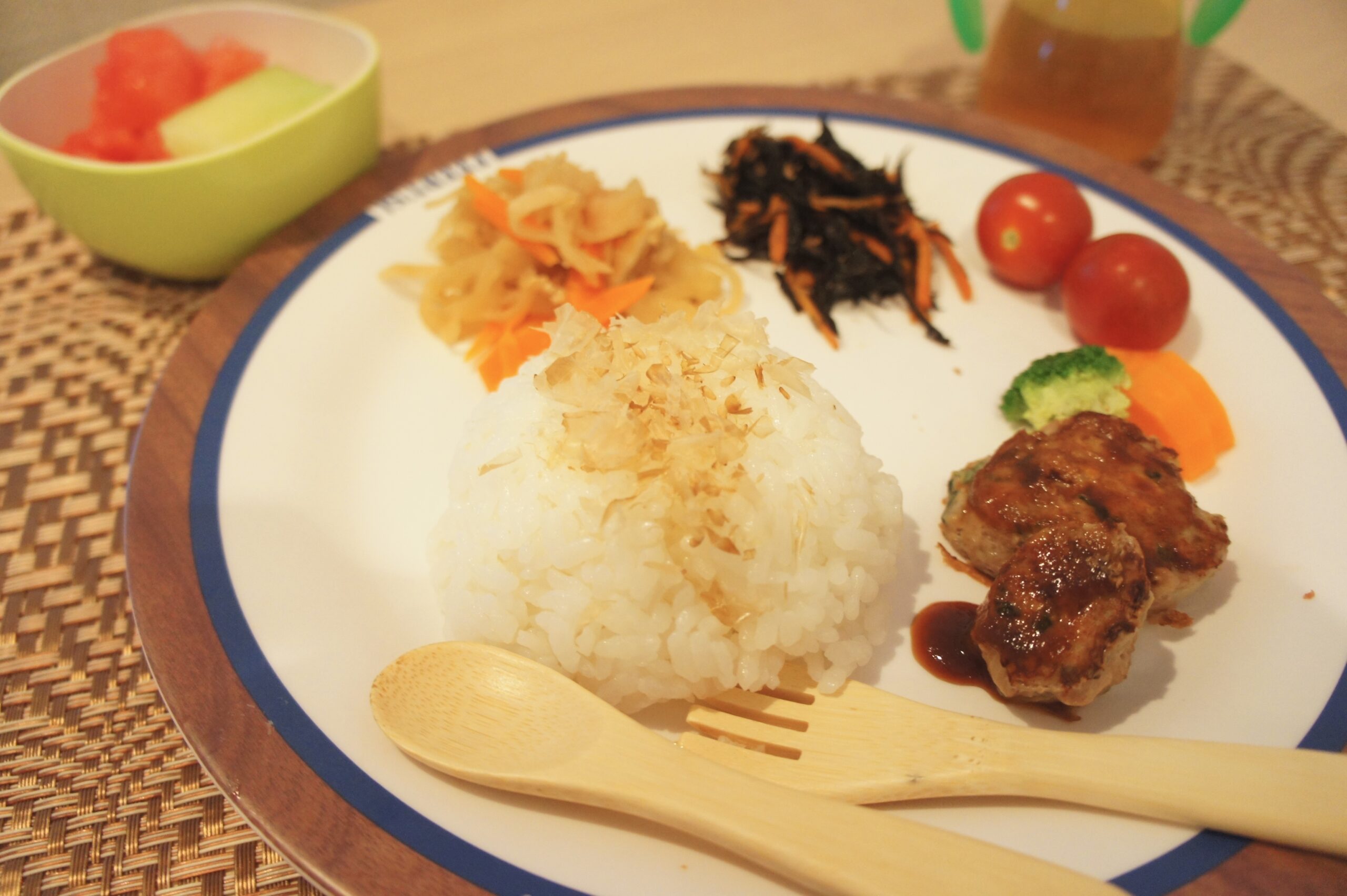 1歳半の幼児食プレート（ごはん・豆腐ハンバーグ・ひじき・れんこん・プチトマト）