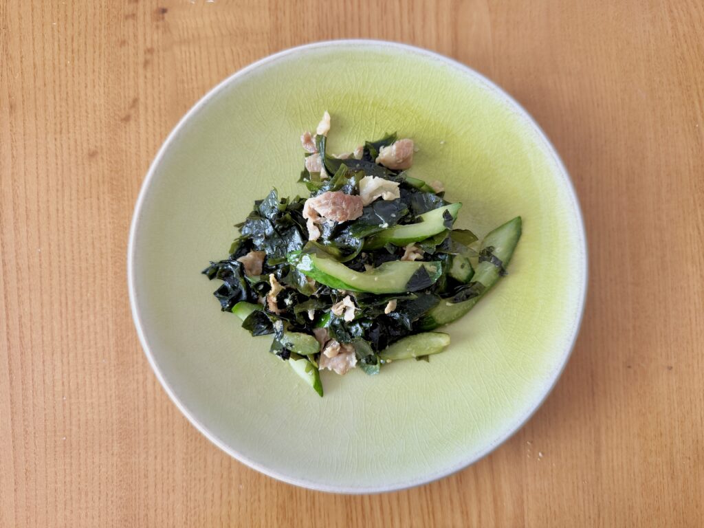 ヘルシーなきゅうりとわかめの炒め物