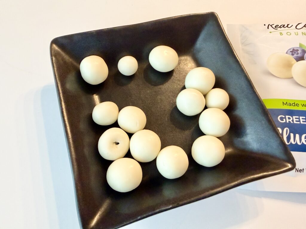 お皿に盛ったReal Earth Bountyブルーベリー味ヨーグルトボール