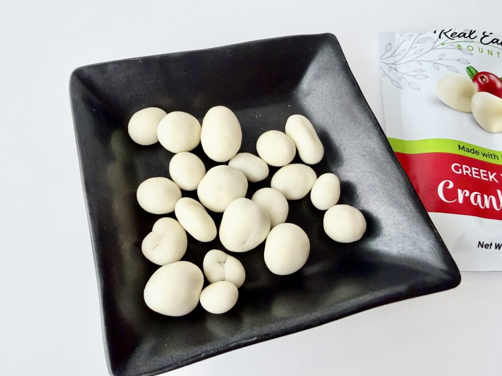 お皿に盛ったReal Earth Bountyクランベリー味ヨーグルトボール