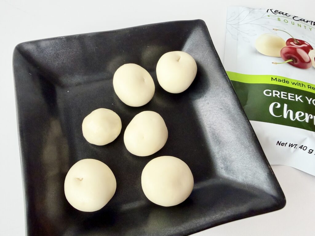 お皿に盛ったReal Earth Bountyチェリー味のグリークヨーグルトフルーツボール