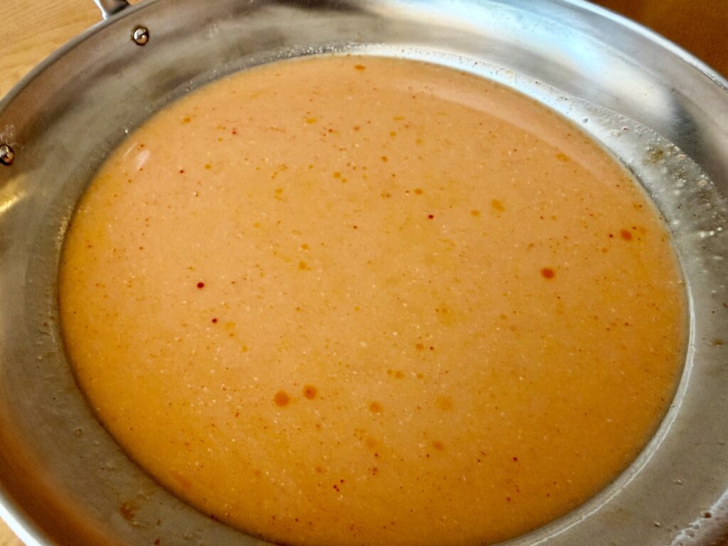 鍋に入ったダイショーもやし担々鍋スープのベース