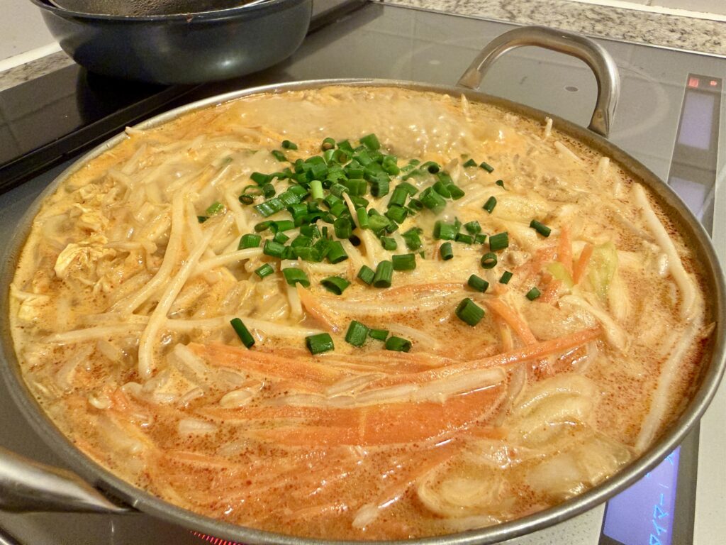 野菜たっぷりのダイショーもやし担々鍋の完成写真