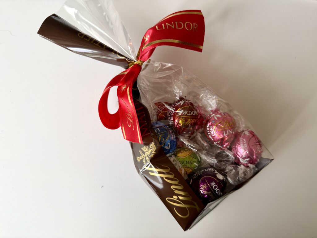リンツの誕生日特典でもらったリンドール15個の詰め合わせ。好きなフレーバーを選んで袋にまとめた様子。