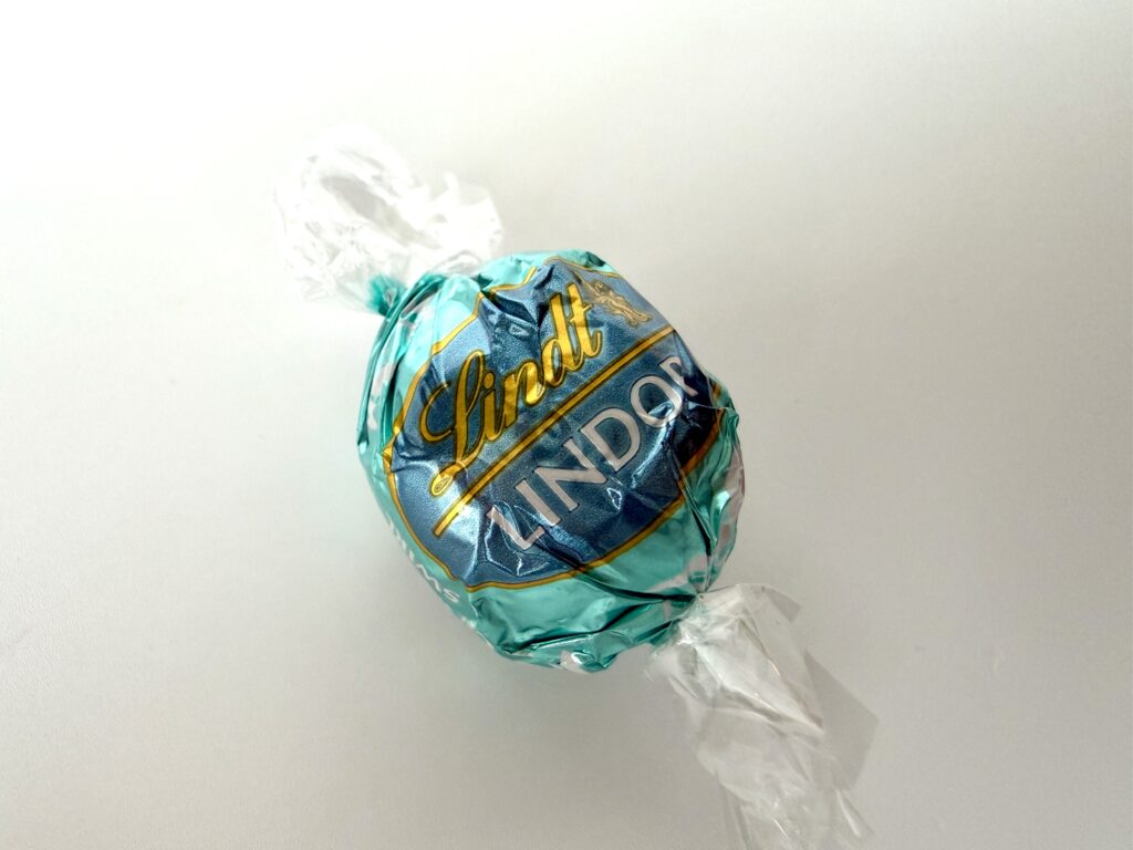 リンツの期間限定フレーバー「シナモンスワール」。水色のパッケージに包まれたリンドール。