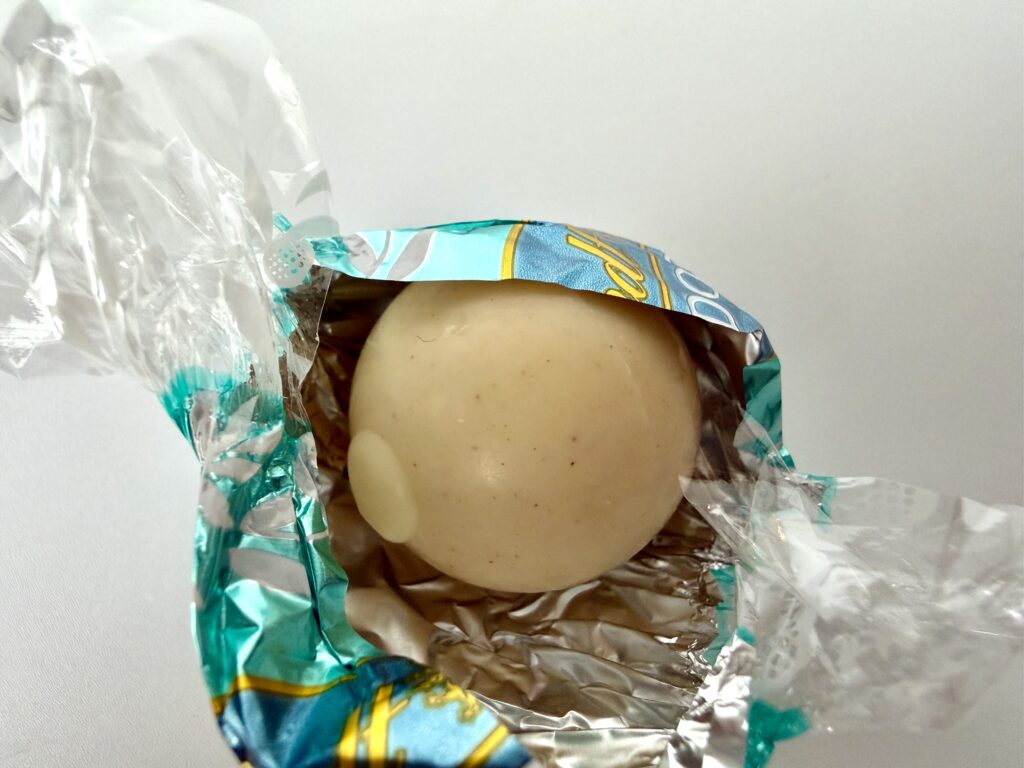 リンツのシナモンスワールを開封した様子。ホワイトチョコレートの外側が見える。
