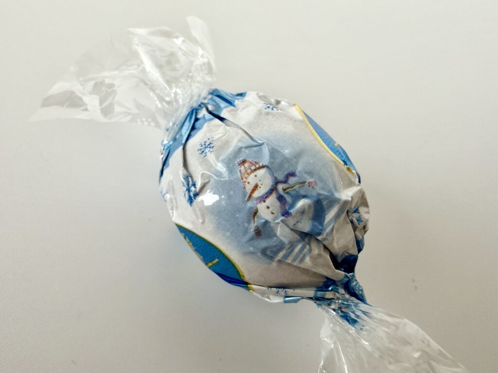 スノーマンデザインの冬限定リンツ リンドール チョコレートのパッケージ