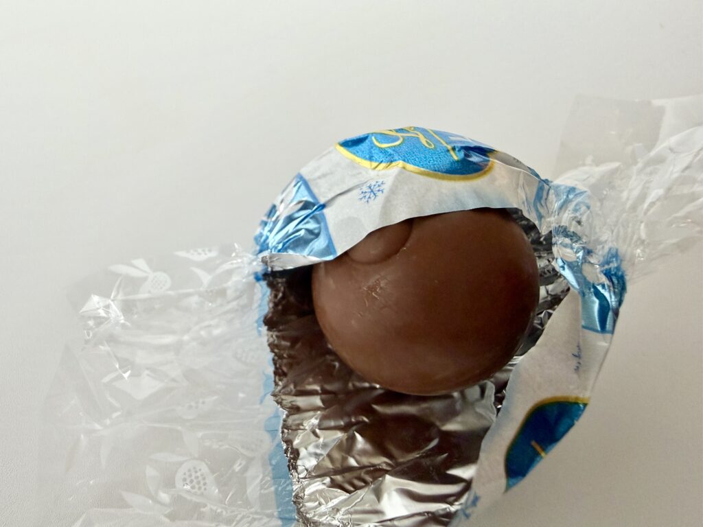 リンツ リンドール スノーマンのチョコレートを開封した様子（ミルクチョコの外側）