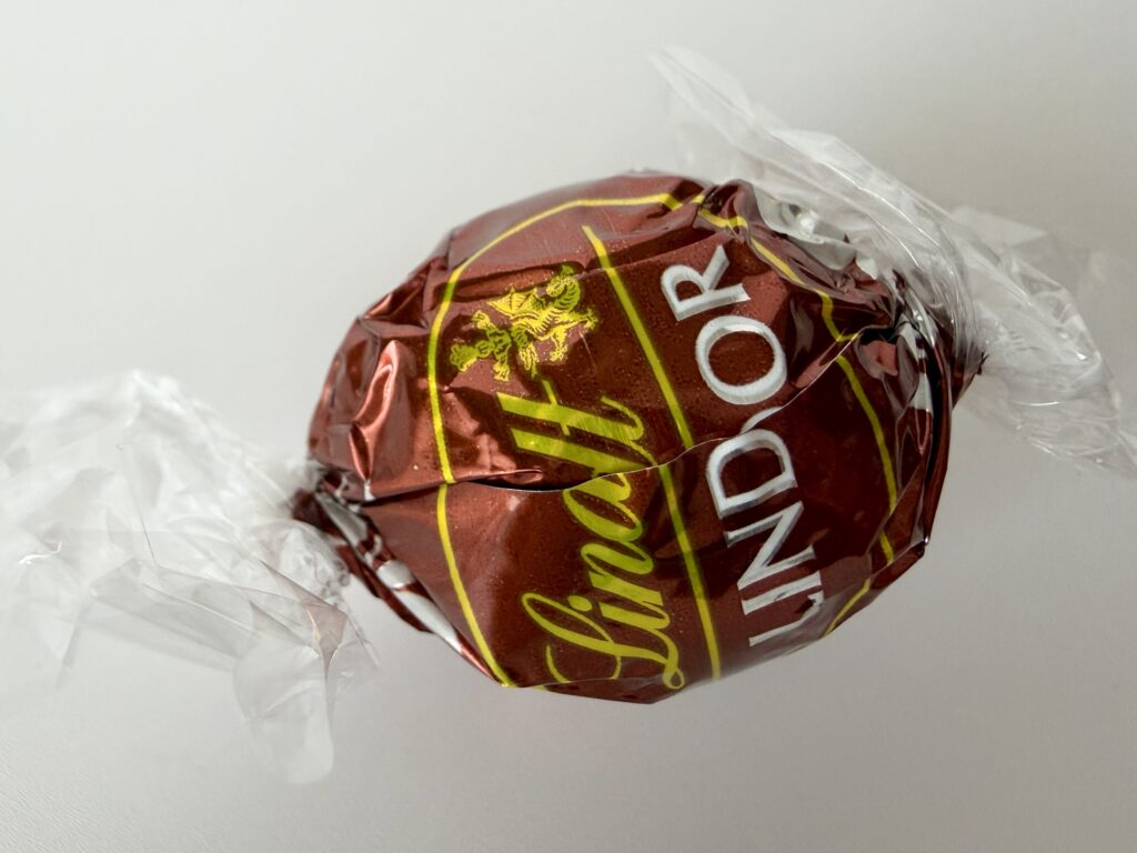 リンツの期間限定チョコ「スニッカードゥードゥル」が包まれた状態で置かれている様子