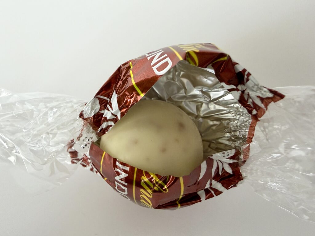 包み紙を開けたリンツのスニッカードゥードゥルが見えている様子