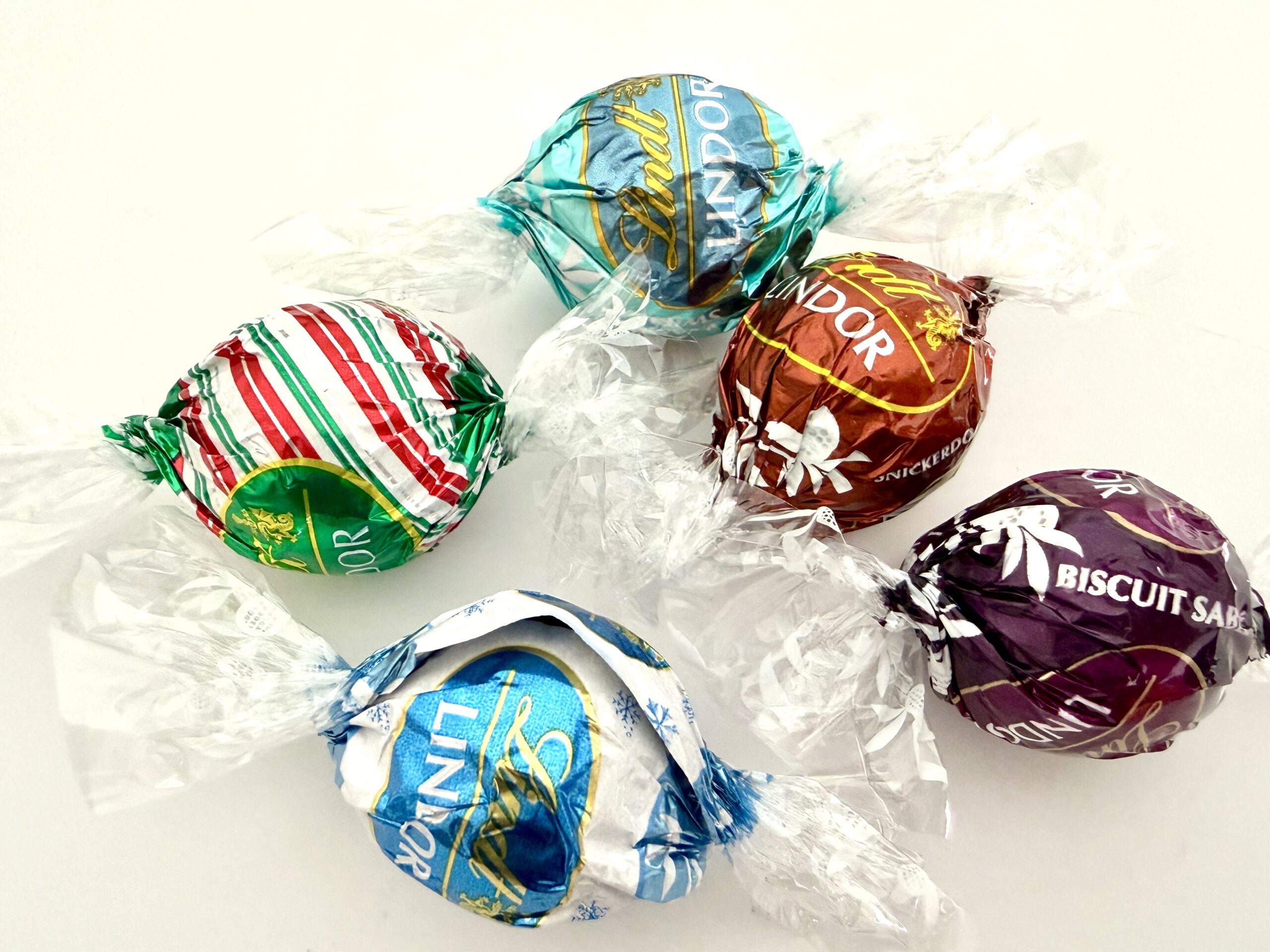 リンツの期間限定リンドール5種類（ストライプ、スノーマン、スニッカードゥードル、ビスケットサブレ、ミント）。お酒が苦手なためアイリッシュクリーム以外の限定フレーバーを購入した様子。