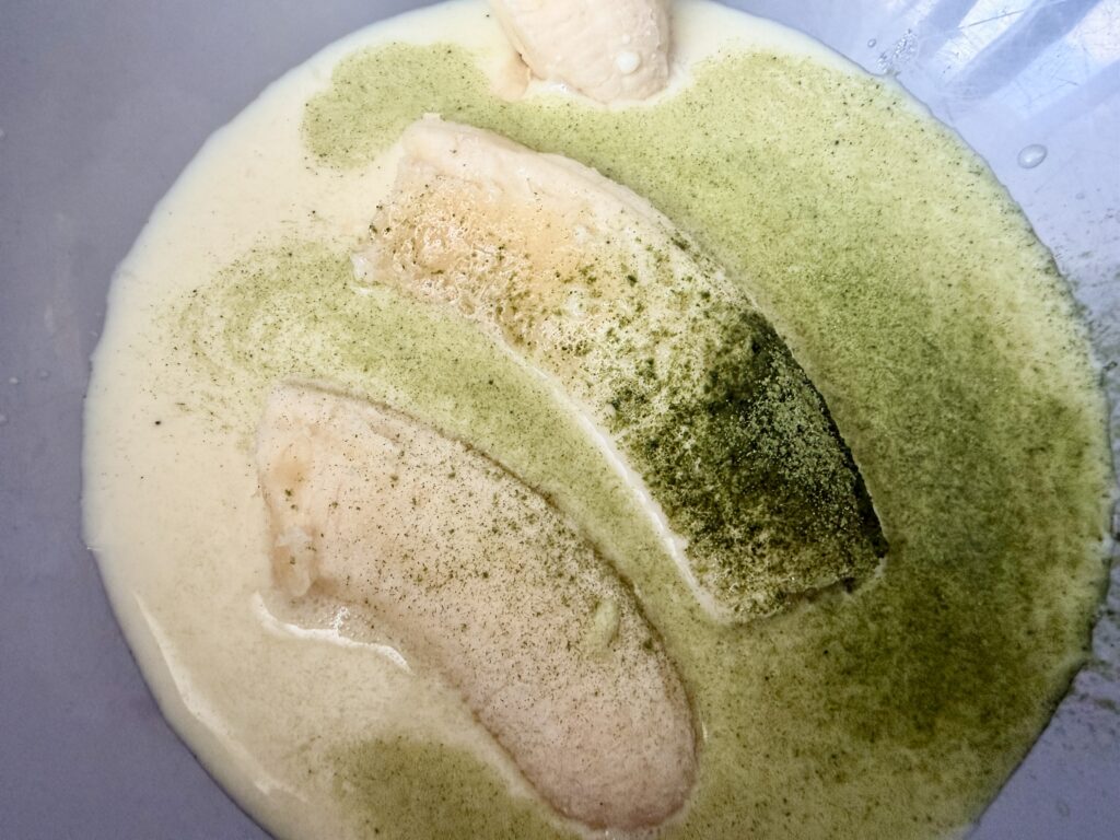 バナナと豆乳に大麦若葉パウダーを加えたスムージー作りの工程