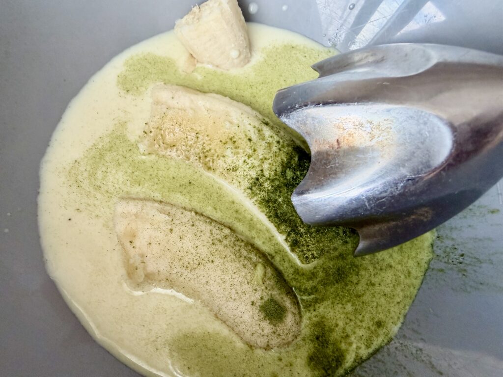 バナナ・豆乳・大麦若葉パウダーをブレンダーで混ぜる前の工程写真