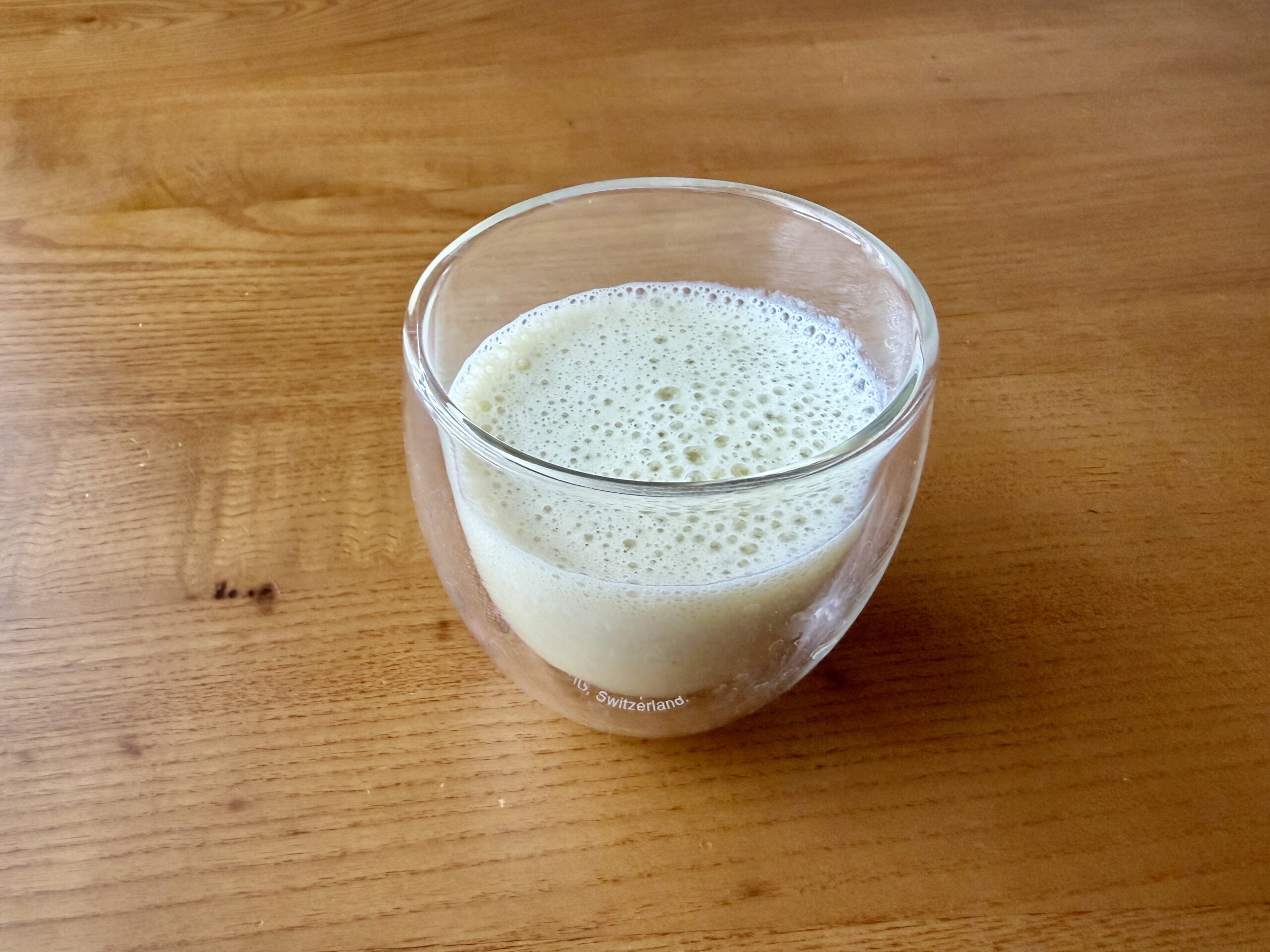 ガラスカップに注がれたバナナスムージーの完成写真