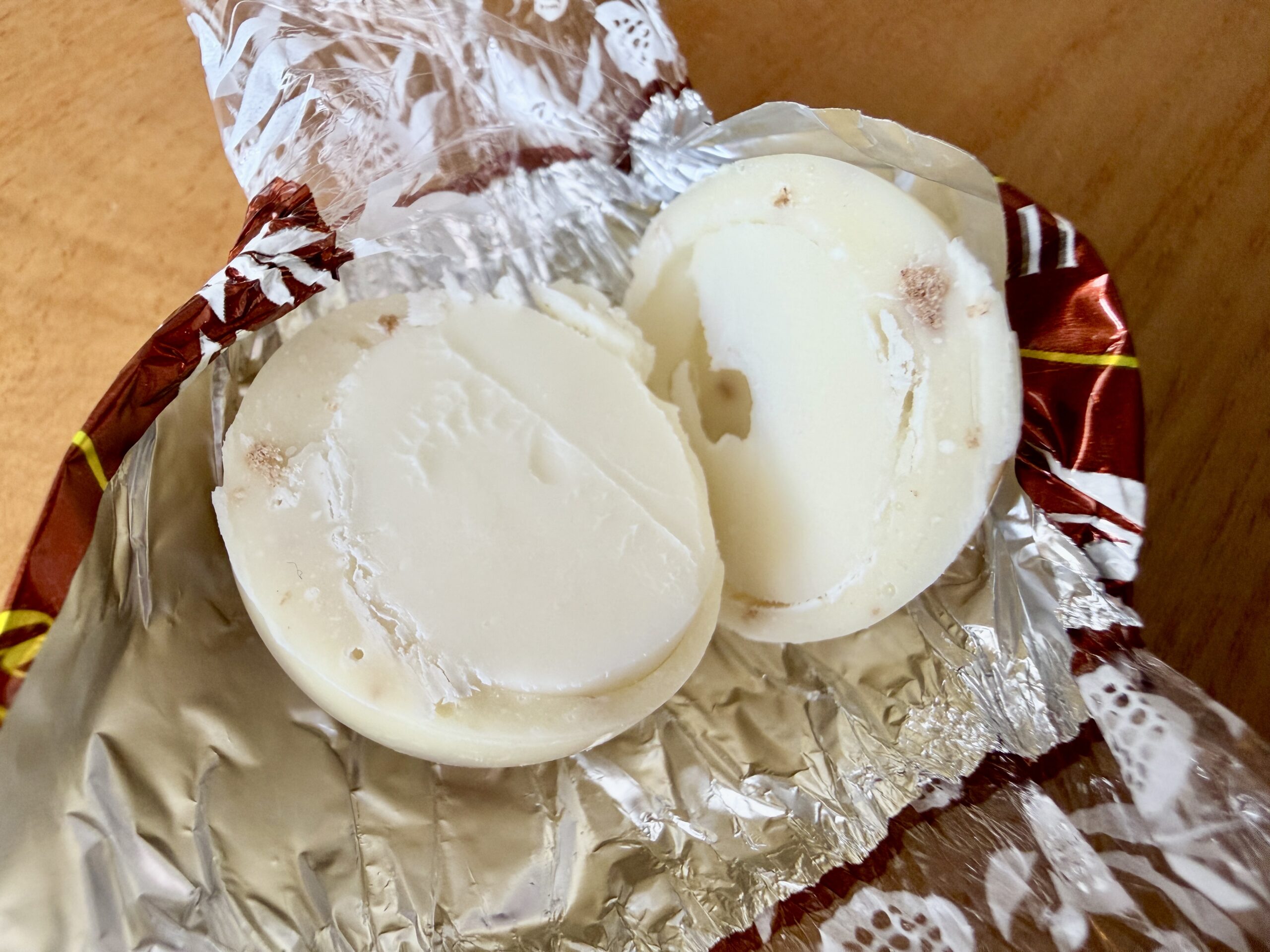 リンツのスニッカードゥードゥルを半分にカットした断面のアップ