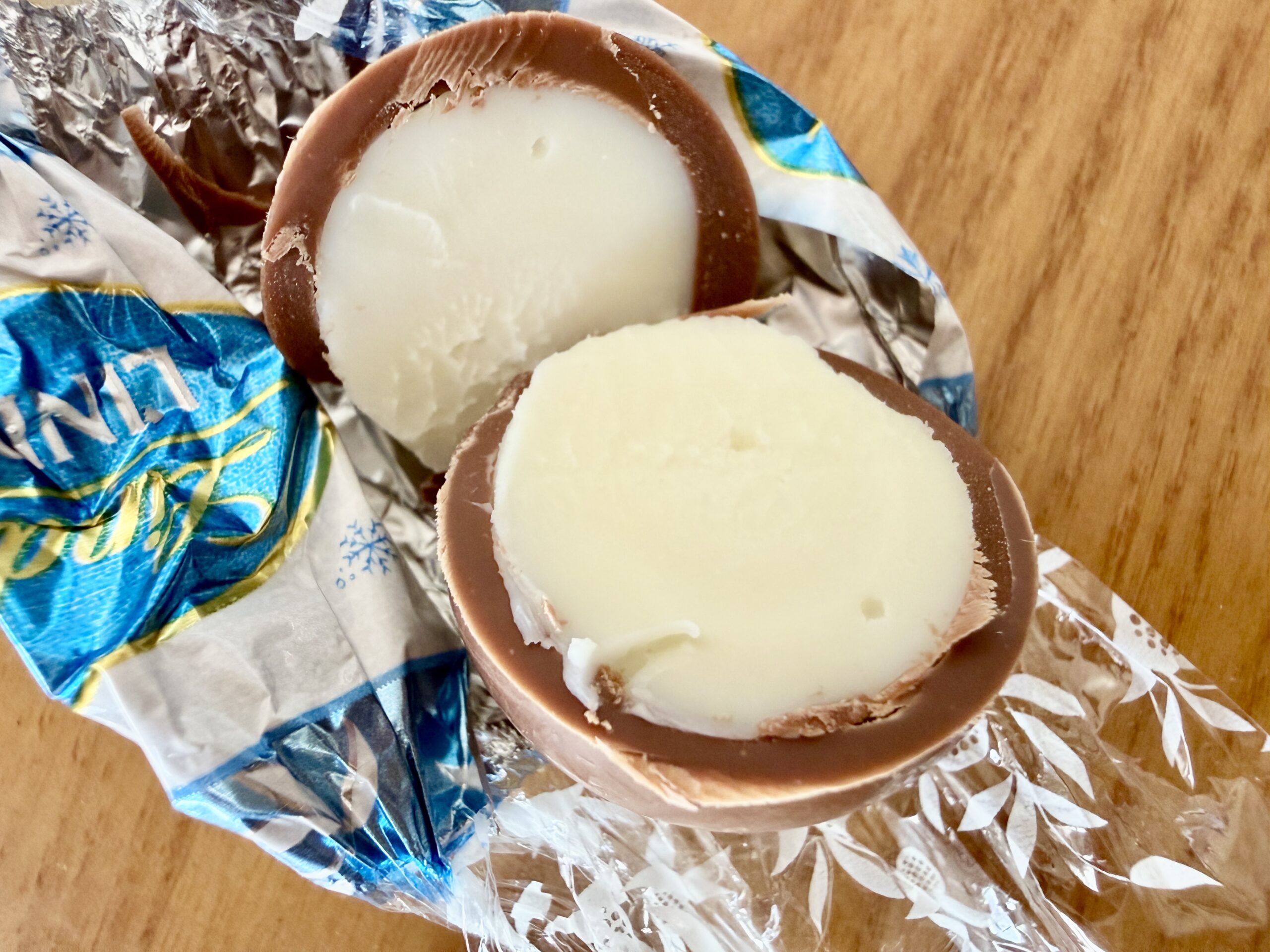 リンツ リンドール スノーマンの断面。ミルクチョコの中にホワイトチョコが入っている様子