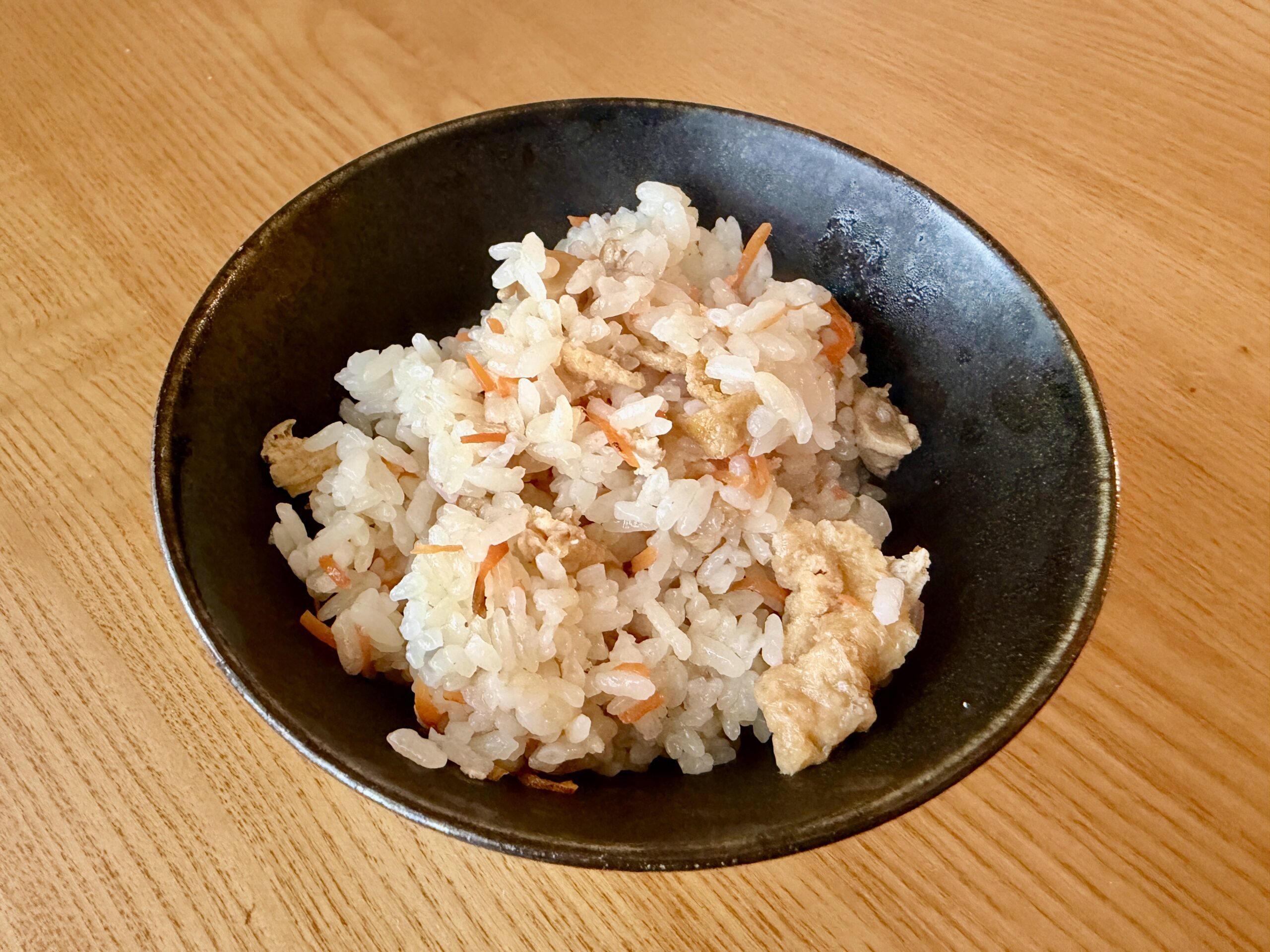鶏ひき肉・にんじん・油揚げを混ぜ込んだこぎつねごはんの盛りつけ