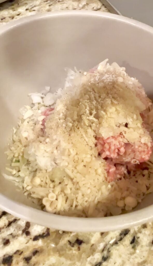 豚ひき肉に生姜、えのき、長ねぎ、調味料、片栗粉を加えたつくねの材料。