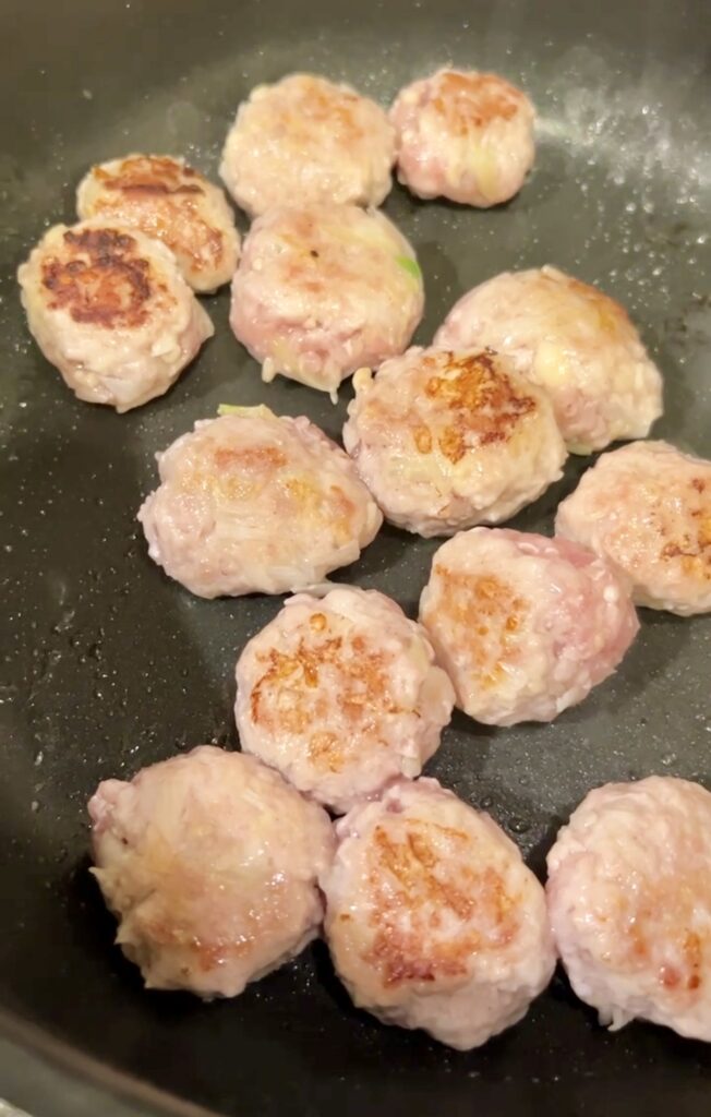つくねの片面にこんがり焼き目がついた調理の工程写真。