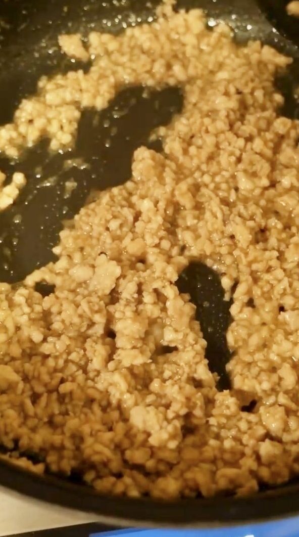 醤油やみりんで甘辛く味付けした鶏そぼろが煮詰まっている様子。