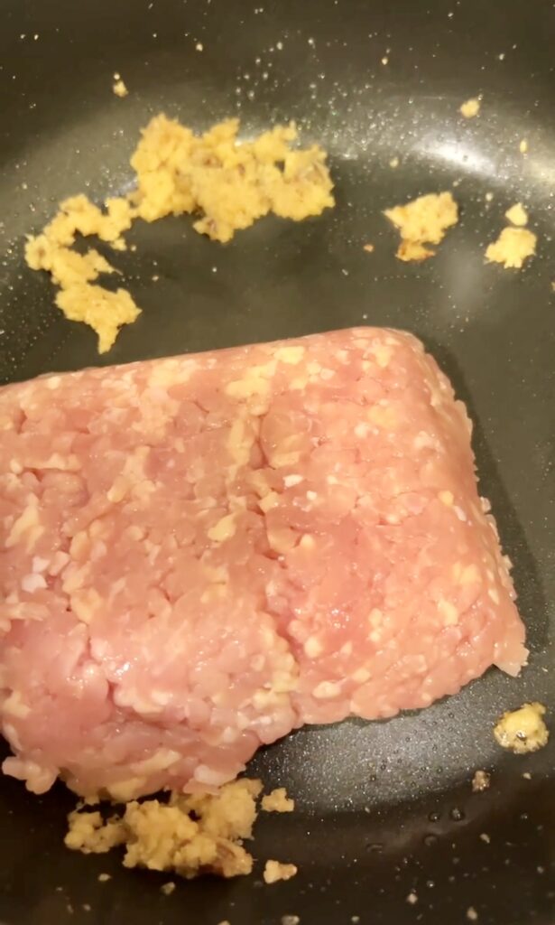 フライパンで生姜と鶏ひき肉を炒め始めたこぎつねごはんの調理工程
