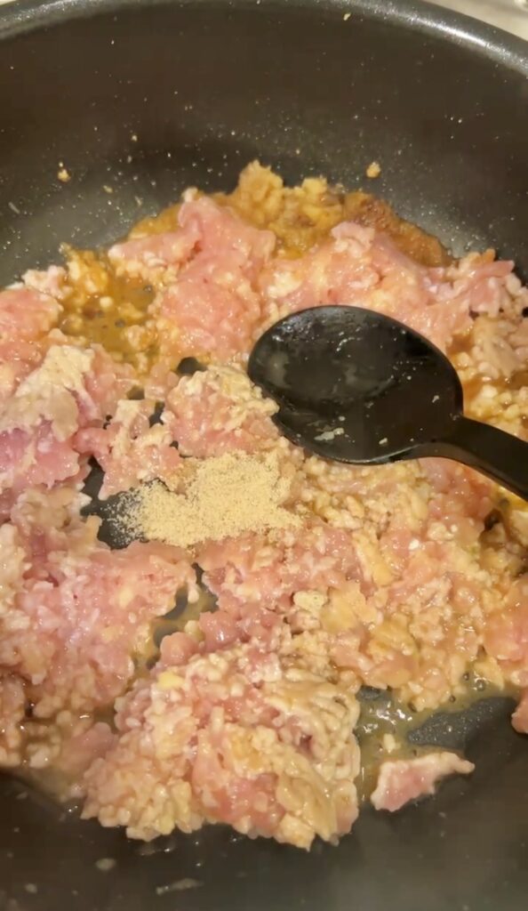 こぎつねごはんの具材に酒・醤油・みりん・砂糖を加えて煮詰めている様子