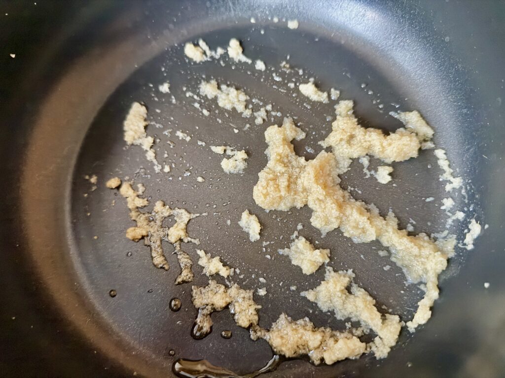 ごま油で生姜を炒めて香りを立たせる工程|そぼろの作り方・下準備