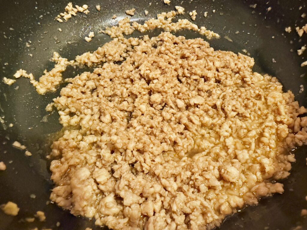 しっとり仕上がった鶏そぼろの完成写真|ごま油と生姜香る基本そぼろ