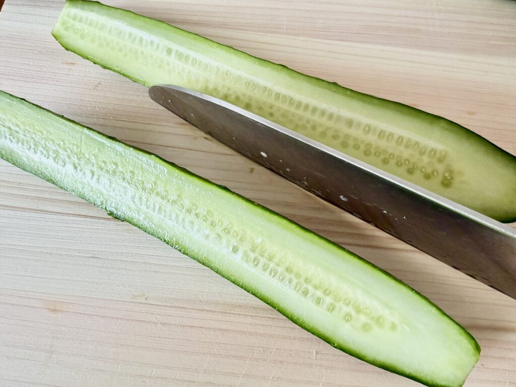 きゅうりを縦半分に切る 下ごしらえ