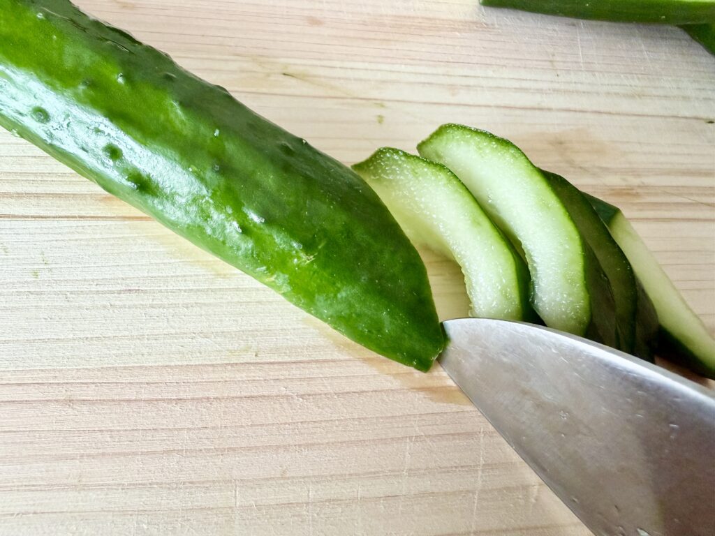 きゅうりを斜め薄切りにする