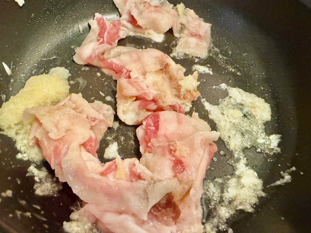 豚バラ肉と生姜をフライパンで炒める