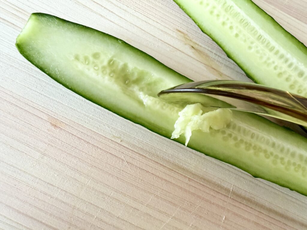 きゅうりの種をスプーンで取り除く