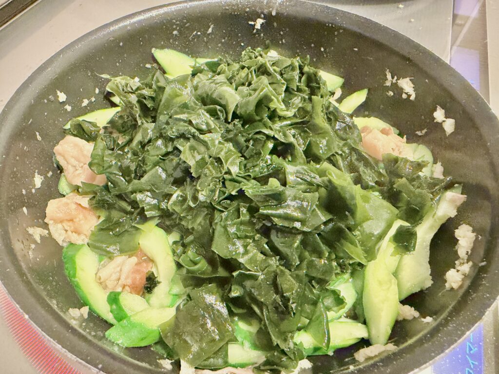 わかめを加えて炒める