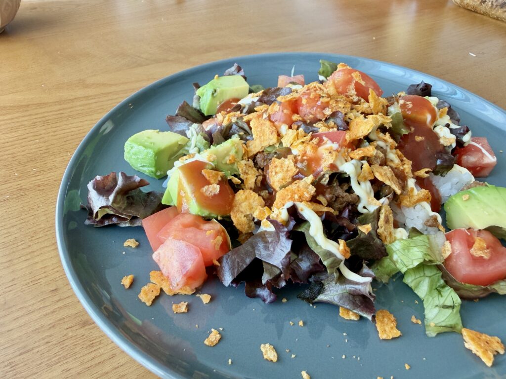 具材がしっかり見える角度から撮影したタコライスの盛り付け写真