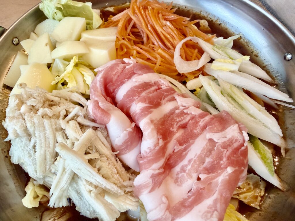 鍋に具材をセットしたスープカレー鍋