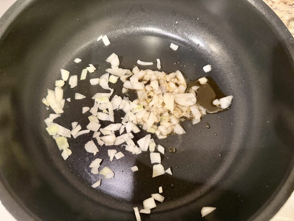 フライパンでみじん切りのたまねぎを炒めている様子