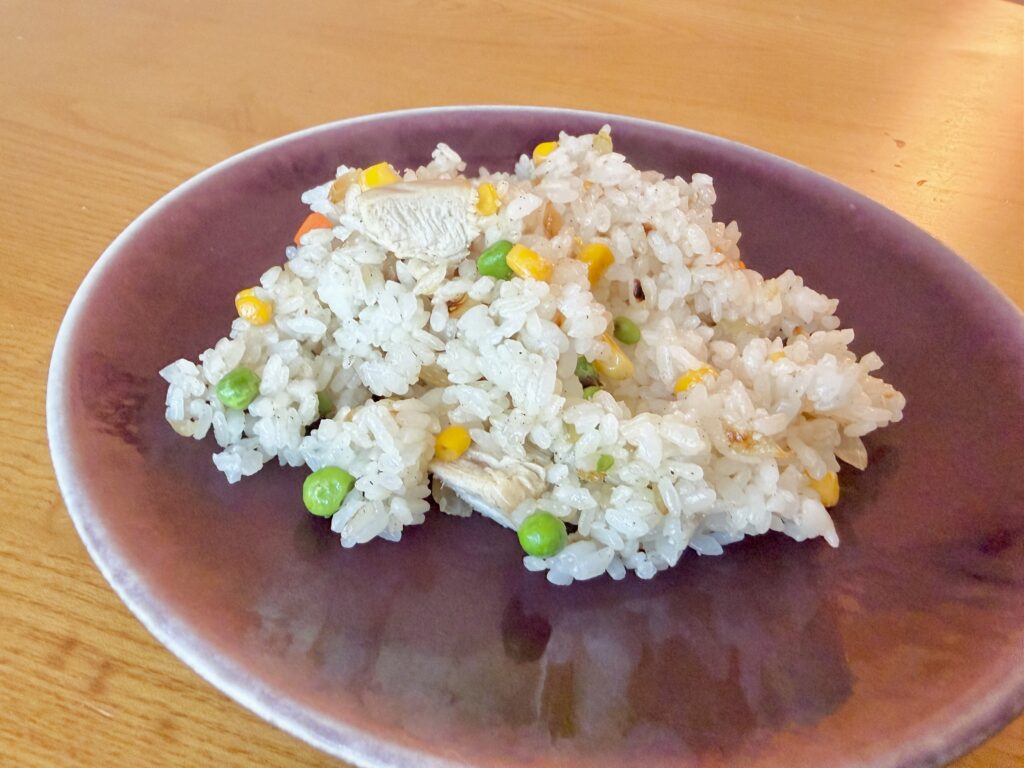 三色ピラフを皿に盛り付けた完成写真