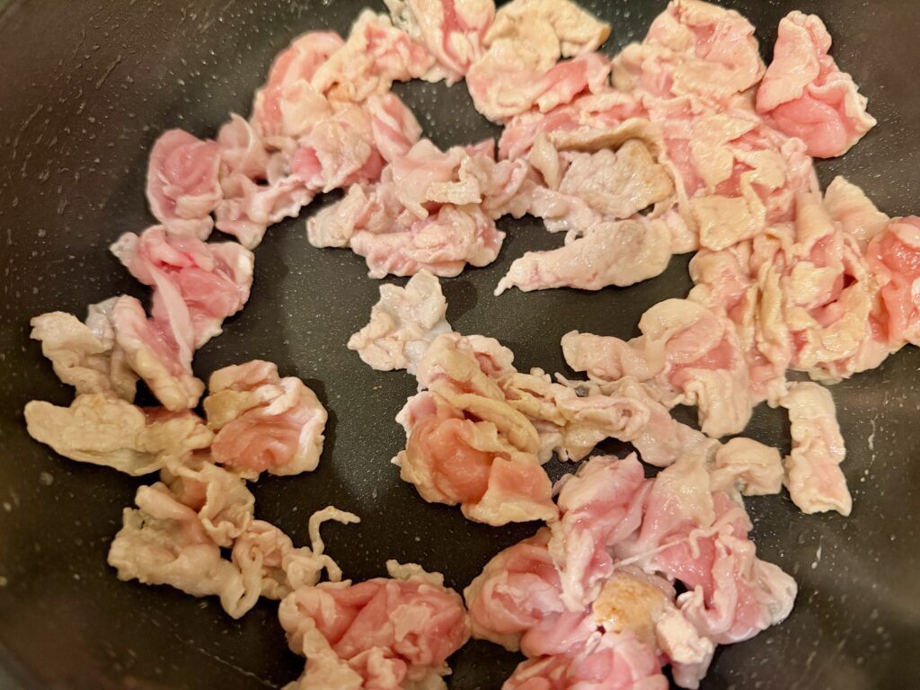 ホイコーローの下準備｜ピーマンなしで作る豚肉の炒め工程