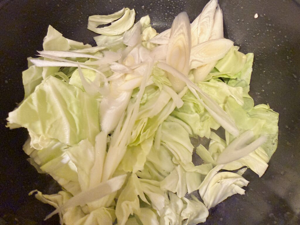 キャベツと長ねぎを炒めるホイコーローの工程｜ピーマンなしレシピ