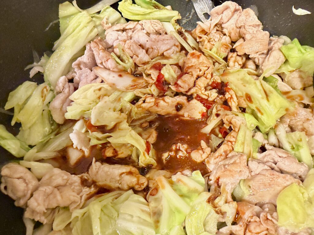 ホイコーローのたれを加える工程｜甘辛だれで仕上げるピーマンなしレシピ