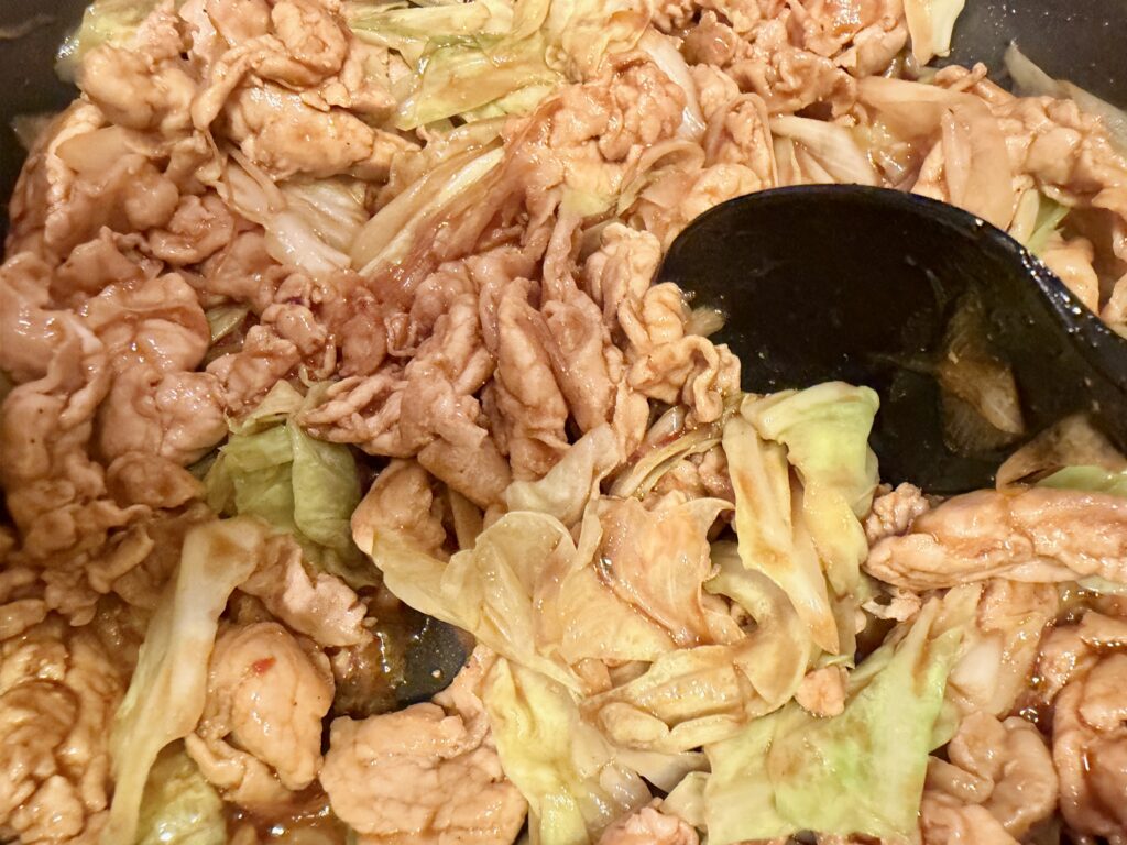 ホイコーローの仕上げ工程｜キャベツと豚肉に甘辛だれを絡ませる